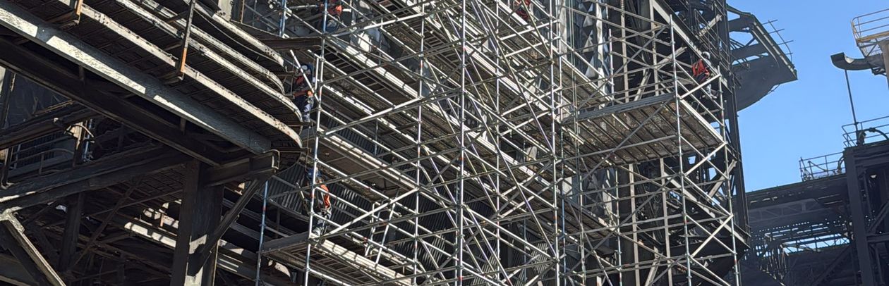 Andamio multidireccional de gran altura en planta industrial